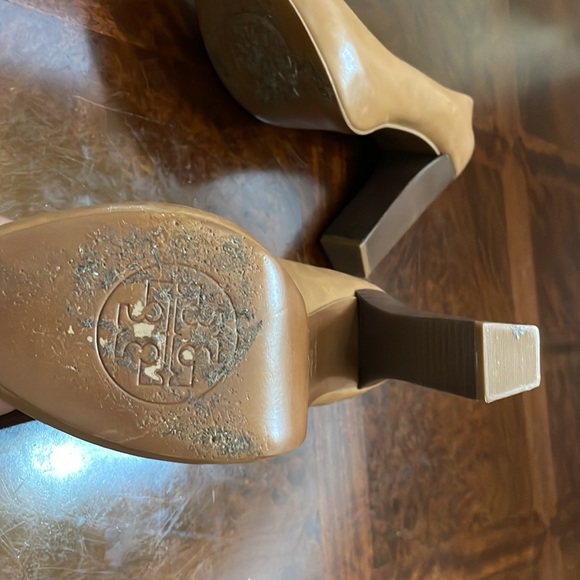 Tory Burch Tan 4.5" Peep-Toe Pumps with Gold Accent on Heel. Women's size 10.5 - Picture 4 of 7